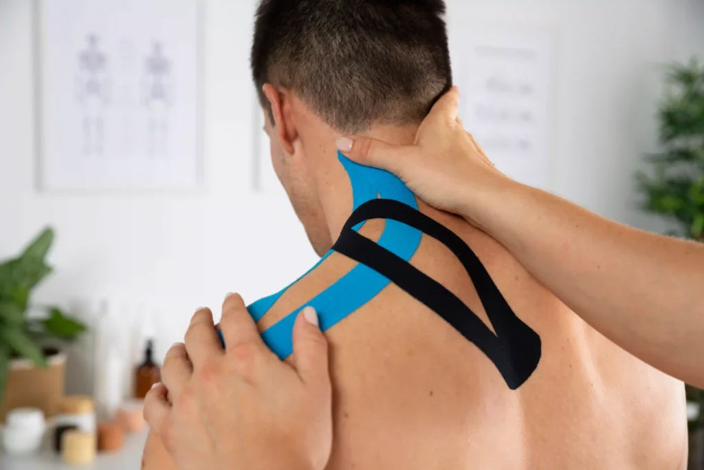 female-physiotherapist-applying-elastic-medical-bandage-male-patient (1) vendaje neuromuscular en osteopatía y movimiento en Malaga